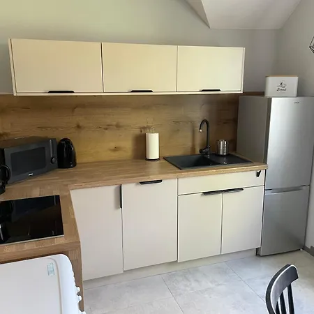 Przystanek - Komuny Paryskiej 3 *