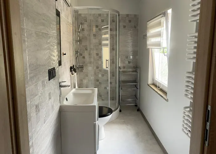 Przystanek - Komuny Paryskiej 3 *