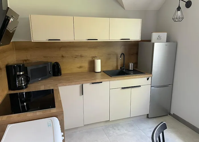 Przystanek - Komuny Paryskiej 3 *