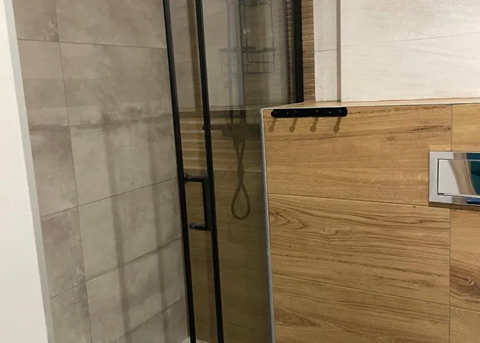 Przystanek - Komuny Paryskiej 3 *